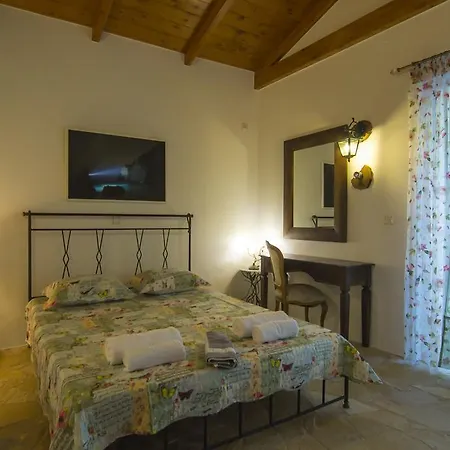 Su La Strata By Corfuescapes *