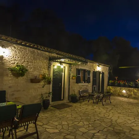 Su La Strata By Corfuescapes